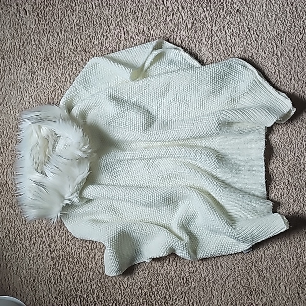 Mix It girl's faux fur poncho